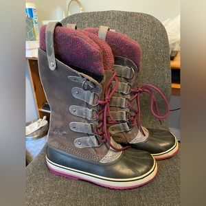 Sorel boots: Joan of Arctic —>Grey Suede & Burgundy size 9 women’s